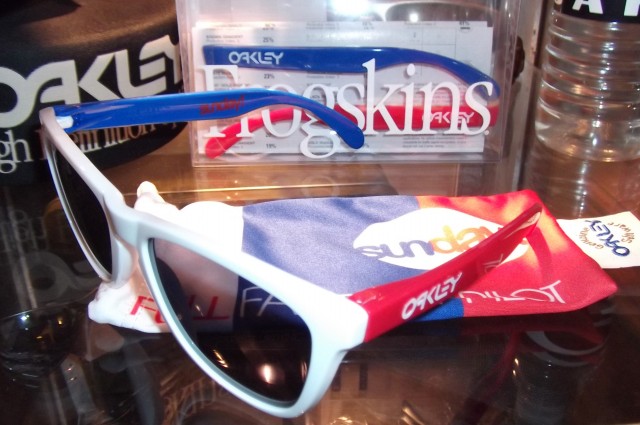 Collectors Frogskins 4-Legged in Polished White/Red/Blue / Grey